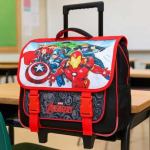 Un cartable à roulettes Avengers rouge et noir, parfait pour le CP, posé sur un bureau d'école