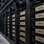 Alignements de serveurs NVIDIA dans un centre de données moderne.