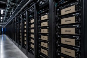Alignements de serveurs NVIDIA dans un centre de données moderne.
