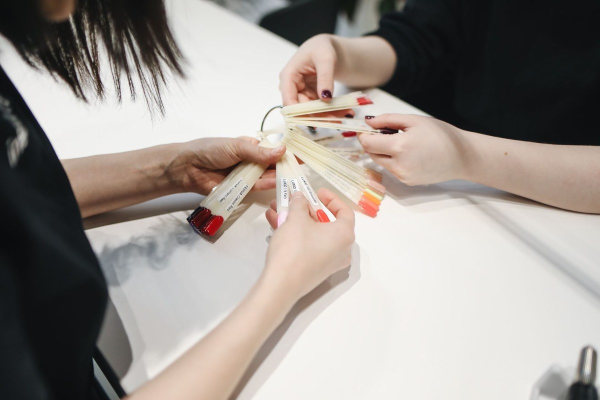 Échantillons de peinture organisés sur une table par deux personnes