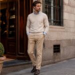 Homme élégant devant une boutique portant des derbies marron.