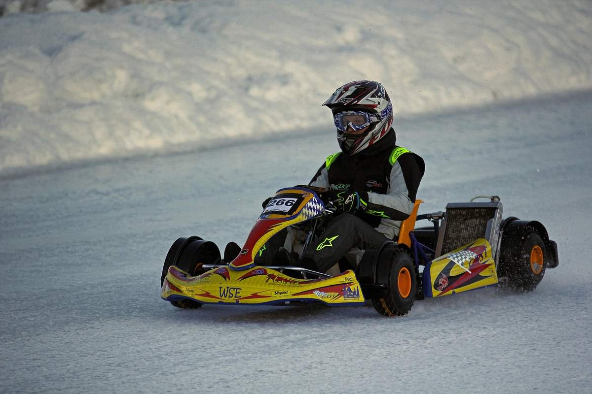 Une piste de karting extérieure avec des karts en circulation Une piste de karting extérieure avec des karts en circulation