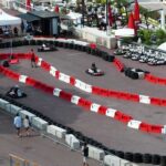 Des karting en plein air avec des pilotes et des spectateurs