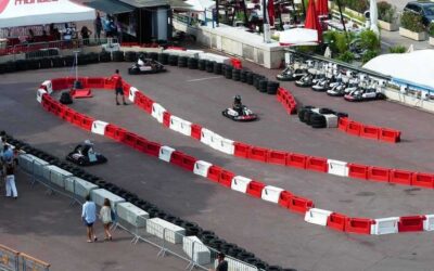 Des karting en plein air avec des pilotes et des spectateurs