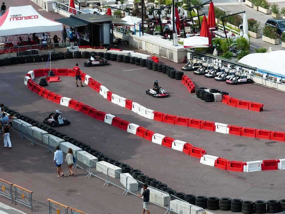 Des karting en plein air avec des pilotes et des spectateurs
