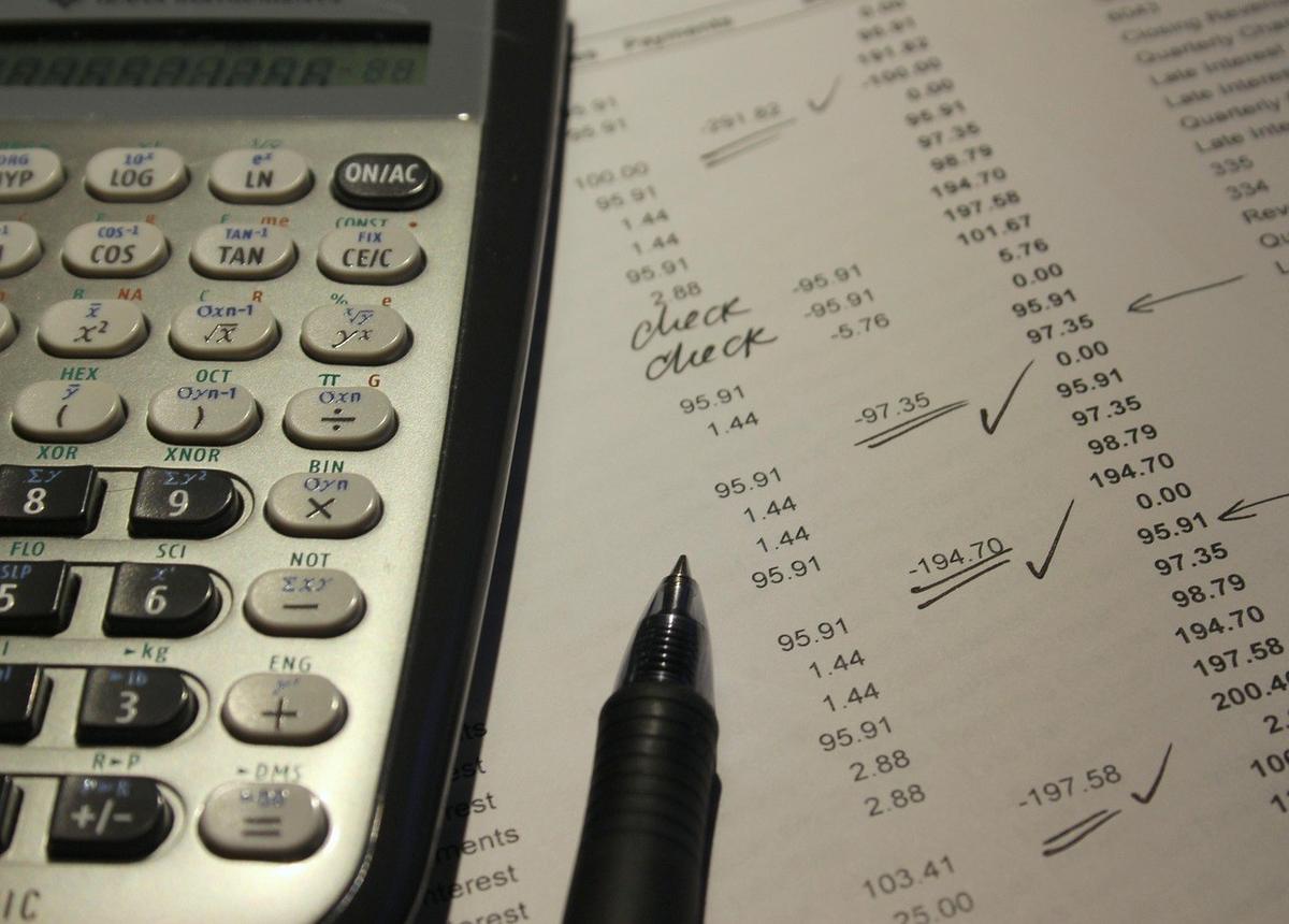 Calculatrice et stylo sur feuille de calcul avec chiffres et cocher Calculatrice et stylo sur feuille de calcul avec chiffres et cocher