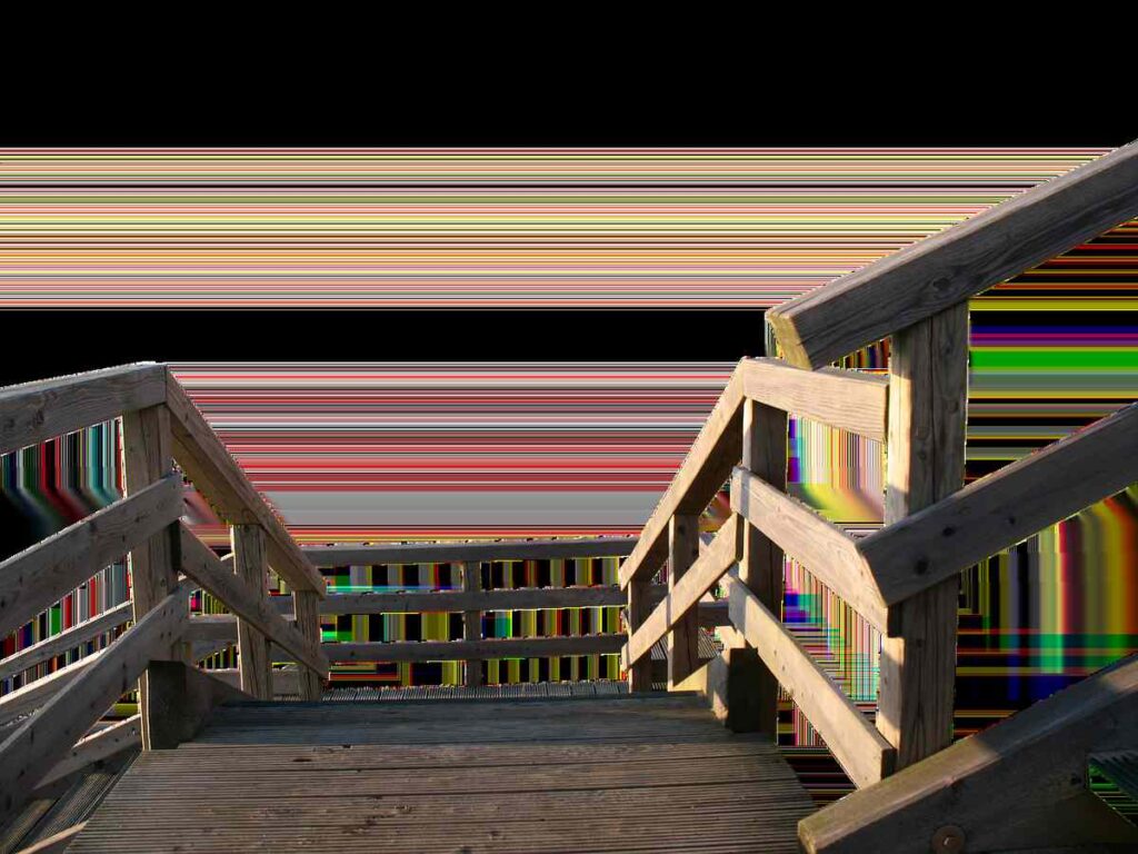 Escaliers en bois menant à une plateforme extérieure couleur dégradée
