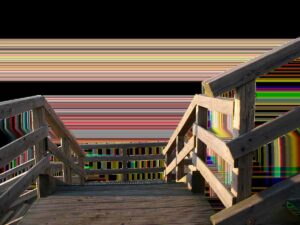 Escaliers en bois menant à une plateforme extérieure couleur dégradée