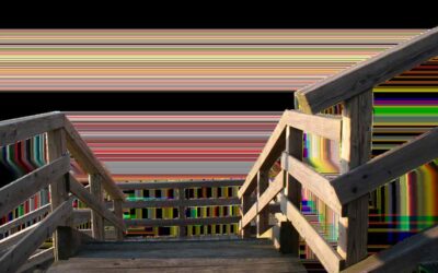 Escaliers en bois menant à une plateforme extérieure couleur dégradée