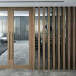 Porte en bois avec vitres, séparant deux pièces