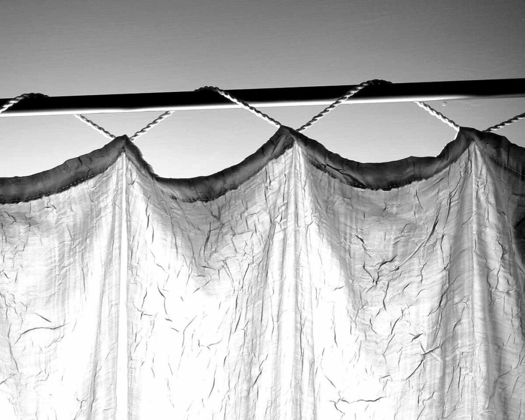 Rideaux blancs sur une tringle noire