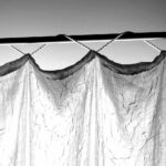 Rideaux blancs sur une tringle noire