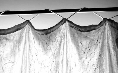 Rideaux blancs sur une tringle noire